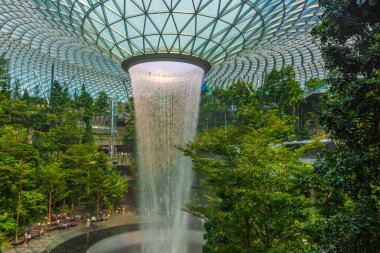 SINGAPORE, 27 Eylül 2019: Jewel Changi Havaalanı 'ndaki dünyanın en büyük kapalı şelalesi