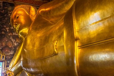 BangkOK, THAILAND, 10 HAZİRAN 2020: Yaslanan Buda 'nın büyük altın heykeli