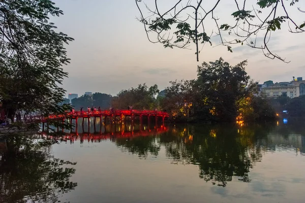ハノイ ベトナム 2020年1月4日 ホアンキエム湖の赤い橋 日没時の復元剣の湖 — ストック写真