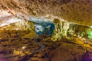 Vietnam 'da Ha Long Körfezi' nde büyük bir mağara.