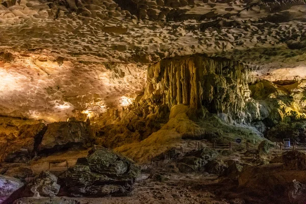 Красивая Большая Пещера Бухте Лонг Вьетнам — стоковое фото