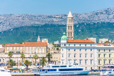 BÖLÜM, CROATIA, 7 AĞUSTOS 2019: Deniz manzaralı şehir