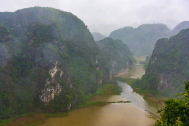 Tam Coc 'un şiddetli yağmurda manzarası, Vietnam