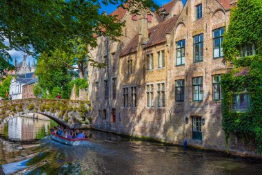 BRUGES, BELGIUM, 21 HAZİRAN 2020: Tarihi merkezde Kanal