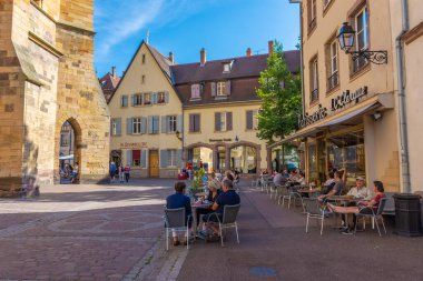 COLMAR, FRANCE, 18 Temmuz 2020: Katedral meydanındaki Fransız pastanesi
