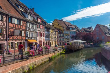 COLMAR, FRANCE, 18 HAZİRAN 2020: Colmar tarihi merkezinin renkli kanalı