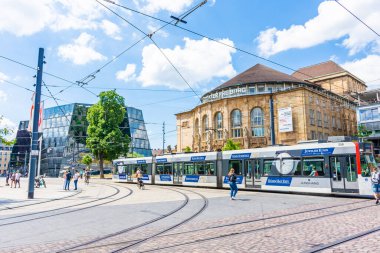 FREIBURG IM BRISGAU, GERMANY, 18 Temmuz 2020: tramvay şehir merkezinde