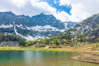 Gran Paradiso Ulusal Parkı 'ndaki Alp Gölü, İtalya