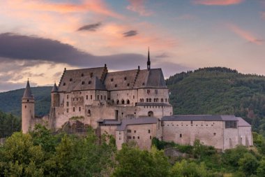 Lüksemburg, Viandel 'deki ortaçağ kalesinin üzerinde gün batımı