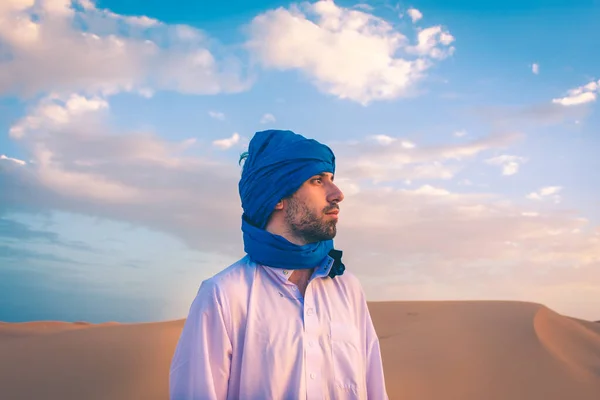 Berber Man Wearing Traditional Tuareg Clothes Sahara Desert Dawn Merzouga — Stock Photo, Image