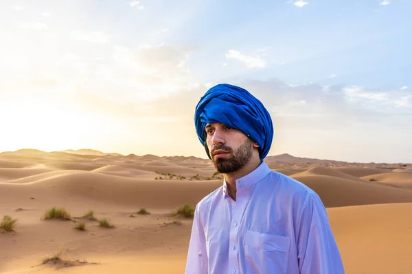 Βερβεράς Άνθρωπος Φορώντας Παραδοσιακά Ρούχα Στην Έρημο Σαχάρα Την Αυγή — Φωτογραφία Αρχείου
