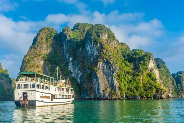 HA LONG BAY, VİETNAM, HAZİRAN 6 2020: