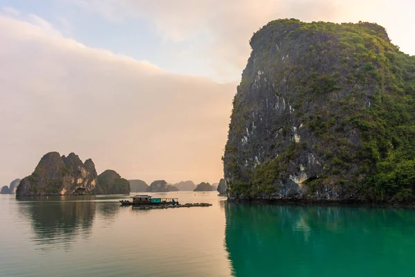 Gryning Över Liten Brygga Long Bay Vietnam — Stockfoto