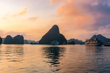 Vietnam 'da, Ha Long Körfezi' nde inanılmaz bir gün batımı.