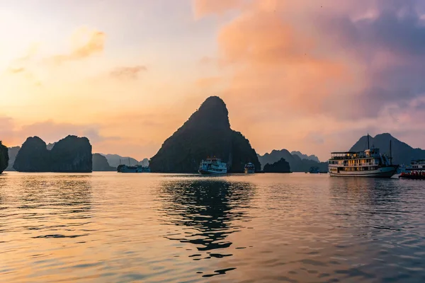 Vietnam 'da, Ha Long Körfezi' nde inanılmaz bir gün batımı.