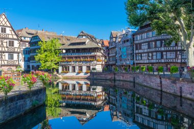 STRASBOURG, FRANCE, 18 HAZİRAN 2020: Strazburg kanalındaki yansımalar