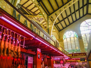 VALENCIA, İspanya, 19 Mart 2019: Geleneksel kapalı pazar içindeki renkli dükkanlar