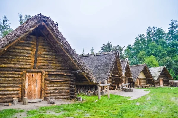 Старый Деревянный Домик Деревне Бискупин Польша — стоковое фото