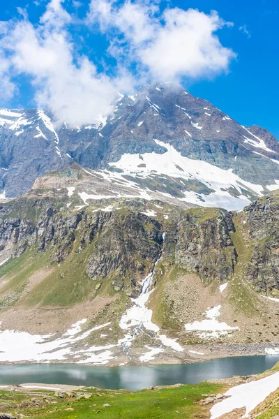 Talyan Alplerinde Renkli Zümrüt Gölü — Stok fotoğraf