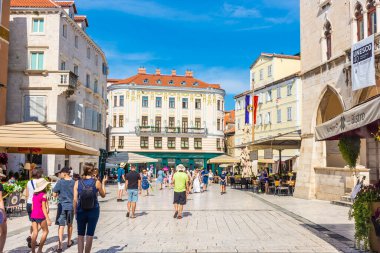 BÖLÜM, CROATIA, 7 AĞUSTOS 2019: Turistlerle bölünme meydanı