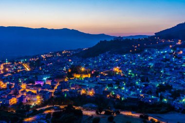 Fas 'ın mavi şehri Chefchaouen' in üzerinde güzel bir günbatımı.