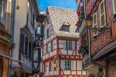 COLMAR, FRANCE, 18 HAZİRAN 2020: Tipik yarı keresteli evlerle karakterize edilen güzel tarihi Colmar merkezi