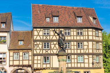 COLMAR, FRANCE, 18 HAZİRAN 2020: Tarihi merkezde tipik yarı keresteli evler