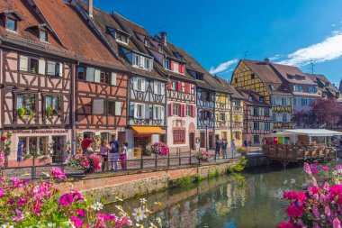 COLMAR, FRANCE, 18 HAZİRAN 2020: Ön planda çiçekli renkli colmar kanalı