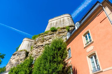 Lüksemburg Şehir Kaleleri 'nin altına renkli bir ev inşa edildi.