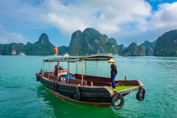 Long Bay Vietnam Januari 2020 Vietnamesisk Fiskare Sin Båt Long — Stockfoto
