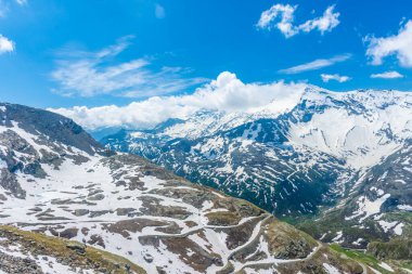 Gran Paradiso Ulusal Parkı, Piedmont, İtalya 'da gölleri olan inanılmaz Alp manzarası