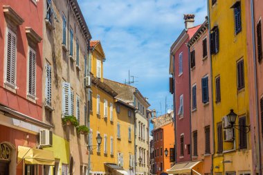 Hırvatistan 'ın Rovinj kentinde renkli cadde