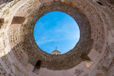 Hırvatistan 'ın Split kentindeki Diocletian Sarayı' nın Roma harabelerinde delik