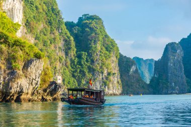 HA LONG BAY, VİETNAM, HAZİRAN 6 2020: güzel Ha Long Körfezi 'nde tekne