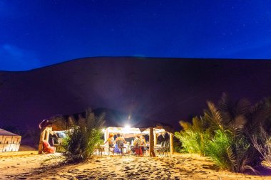 Sahra 'daki çöl çadırı kampı, Erg Chebbi, Fas
