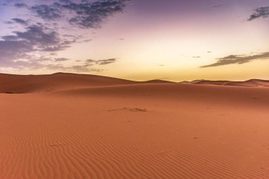 Erg Chebbi 'nin kumullarında şafak vakti, Sahra Çölü, Fas