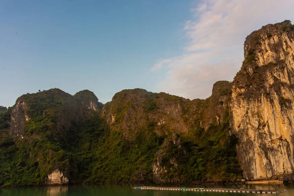 Даун Над Небольшим Причалом Заливе Халонг Вьетнам — стоковое фото