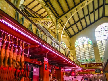 VALENCIA, İspanya, 19 Mart 2019: Geleneksel kapalı pazar içindeki renkli dükkanlar