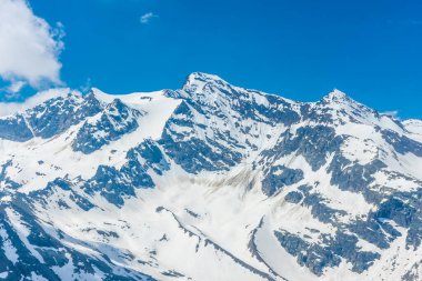 İtalya ve Fransa arasındaki sınırın karlı dağlarının Alp manzarası