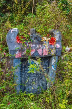 XINGPING, ÇİN, 6 ARALIK 2019: Ormandaki Konfüçyüs mezarı