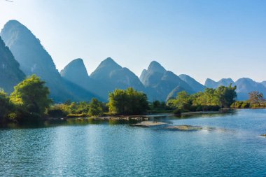 Li Nehri 'nin Yangshuo, Çin' deki manzarası