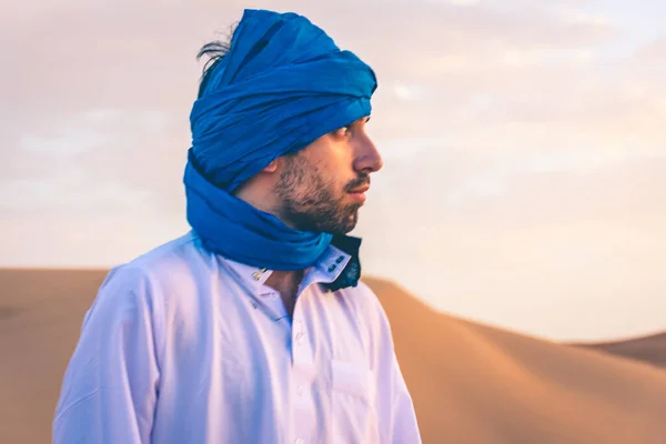 Berber Man Wearing Traditional Tuareg Clothes Sahara Desert Dawn Merzouga — Stock Photo, Image