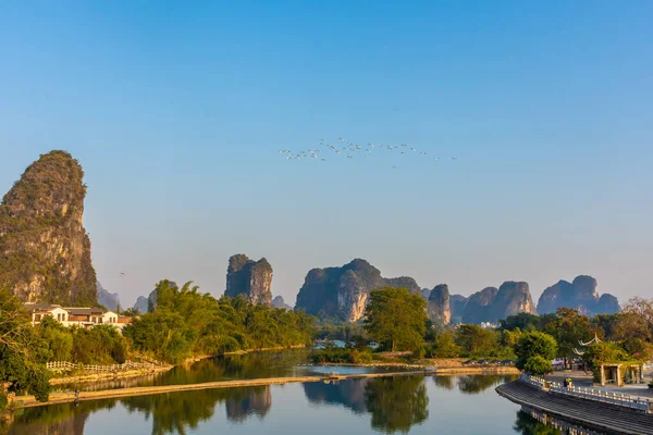 Flock Birds Flying River Yangshuo Sunset China — Stock Photo, Image