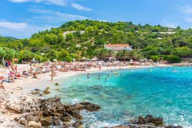 HVAR, CROATIA, AĞUSTOS 8 2019: Adriyatik Denizi, Hvar Adası 'ndaki güzel Pokoniji Dol Sahili