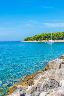 Sucuraj, Hvar ve Hırvatistan 'ın küçük limanında kristal berrak su