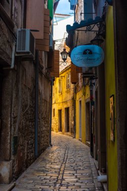 ROVINJ, CROATIA, 14 AĞUSTOS 2019: Eski kasabadaki güzel ve renkli cadde