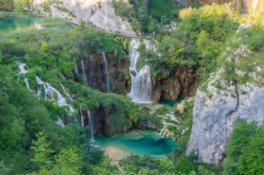 Hırvatistan 'ın güzel doğal şelaleleri ve Plitvice Ulusal Parkı gölü