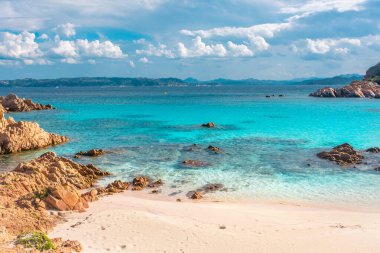 Budelli Adası, Maddalena Takımadası, Sardunya, İtalya 'daki inanılmaz pembe kumsal.