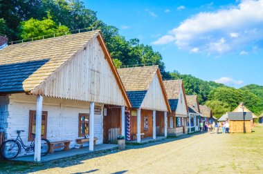 SANOK, POLAND, 22 AĞUSTOS 2018: Açık alandaki eski ahşap binalar-