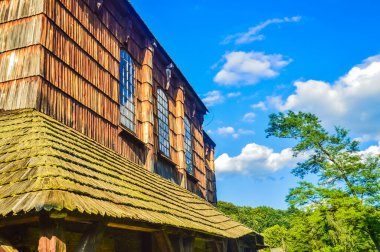 Polonya, Sanok ahşap kilisesinin yanında.